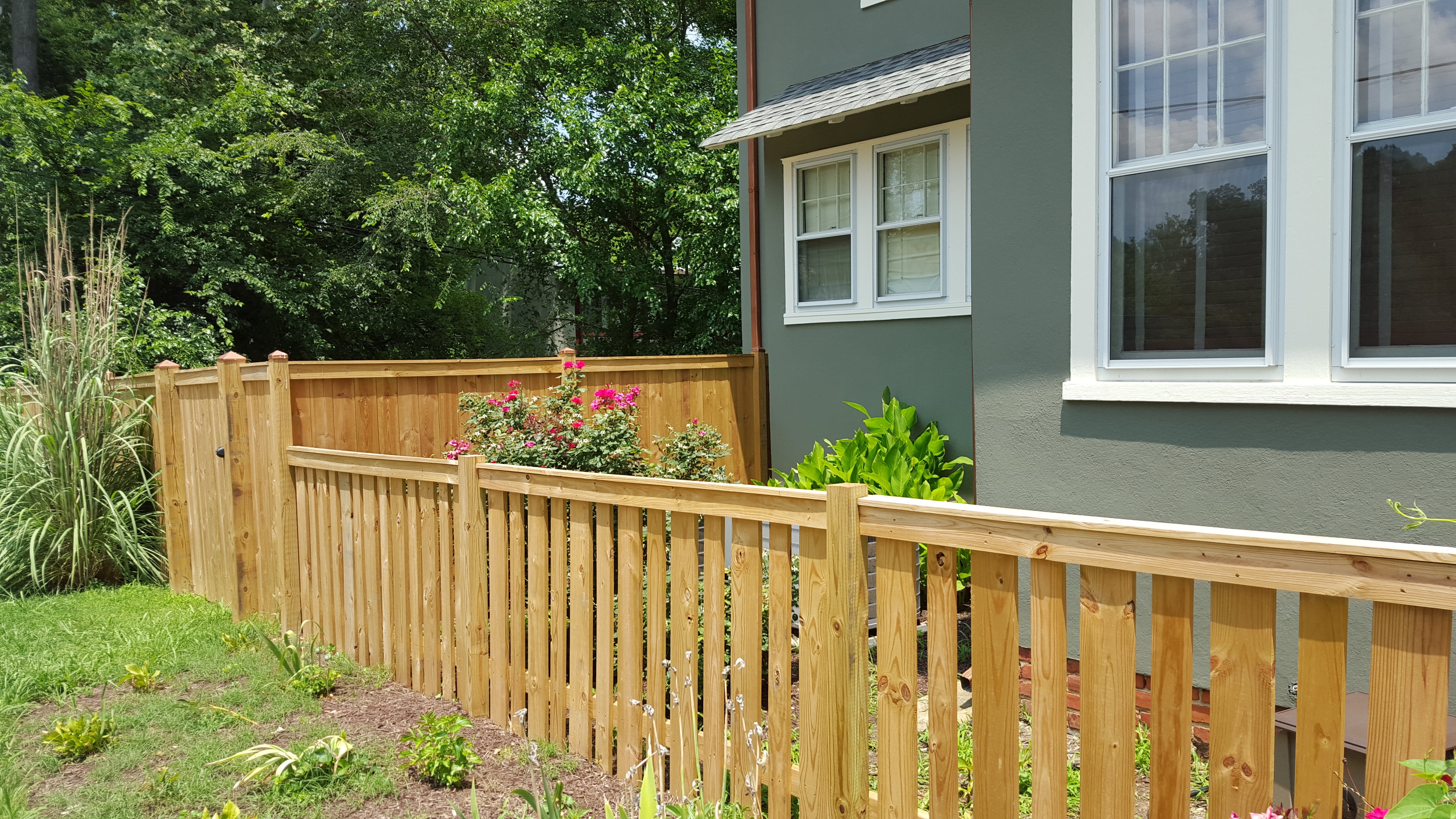 A custom alternating wood picket fence designed by the owner in Richmond, Virginia A custom alternating wood picket fence designed by the owner in Richmond, Virginia