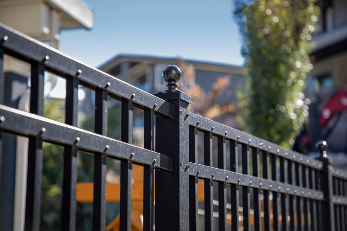 aluminum fencing pros and cons