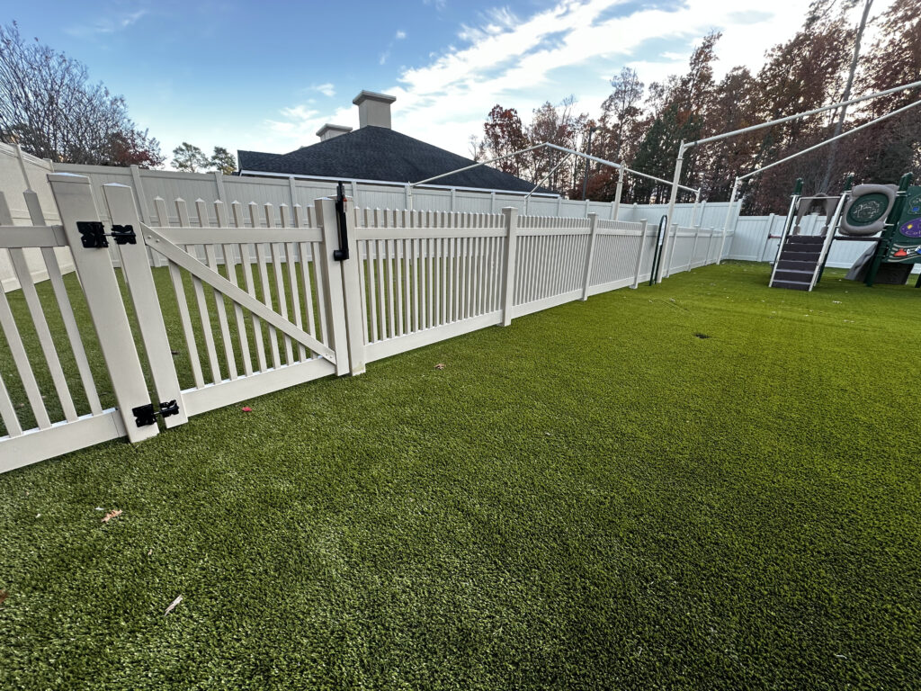 How to Choose the Right Vinyl Fence Contractor in Richmond?